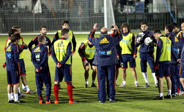 El entrenador de la selección española de fútbol, Vicente del Bosque,c, se dirige a sus jugadores.