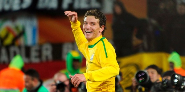 El jugador brasileño Elano celebra el 2-0 que marcó contra Corea del Norte.