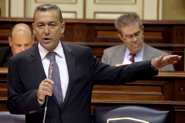 El presidente del Gobierno de Canarias, Paulino Rivero, durante una de sus intervenciones en la sesión plenaria de hoy del Parlamento regional.