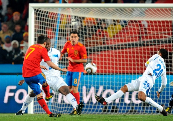 El delantero español David Villa (i) marca el 2-0 durante el partido España-Honduras.