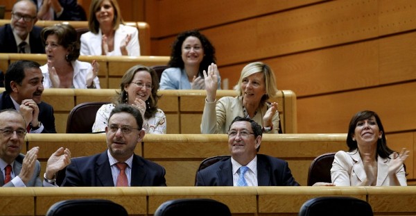 La senadora popular Alicia Sánchez Camacho (d), junto a sus compañeros de grupo después de que el pleno del Senado aprobara hoy una moción del PP que insta al Gobierno a realizar 