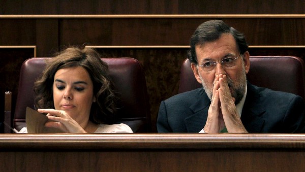 El lider del PP, Mariano Rajoy y la portavoz parlamentaria del partido, Soraya Sáenz de Santamaría, durante la sesión de Control al Ejecutivo celebrada hoy en el Congreso.