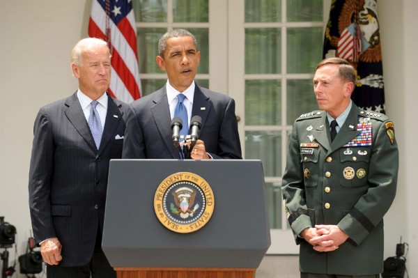El presidente estadounidense Barack Obama (c) anuncia que el General David Petraeus (d), jefe del Mando Central de Estados Unidos, destituirá al jefe de las tropas de Estados Unidos en Afganistán, general Stanley McChrystal, en la Casa Blanca, en Washington DC, Estados Unidos, hoy, miércoles 23 de junio de 2010.