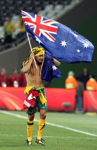 El australiano Tim Cahill celebra luego de la victoria de su equipo ante Serbia hoy, miércoles 23 de junio de 2010, durante el partido por el grupo D del Campeonato Mundial de Fútbol Sudáfrica 2010 en el estadio Mbombela de Nelspruit (Sudáfrica). Australia ganó 2-1 pero quedo eliminada junto a Serbia de los octavos de final.