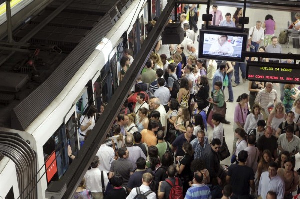Miles de personas utilizaron hoy el Metro de Madrid durante la cuarta jornada de huelga de los trabajadores del suburbano.