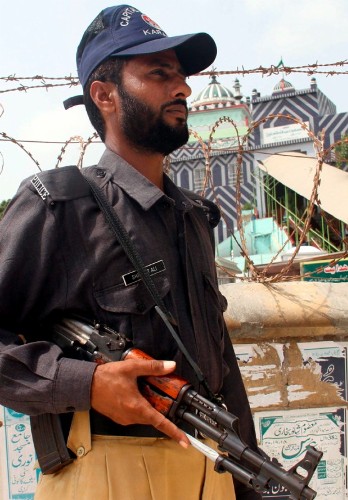 Un policía hace guardia a las puertas del santuario de Abdullah Shah Ghazi al sur de la ciudad portuaria de Karachi en Pakistán.