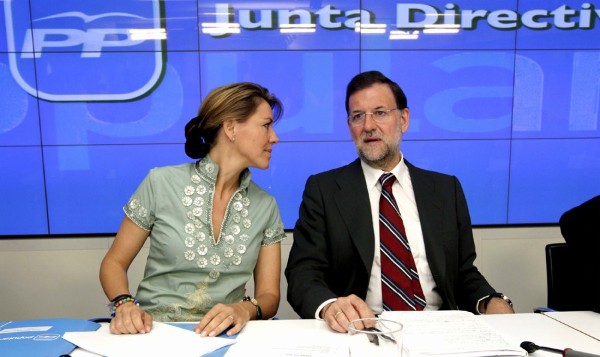 El presidente del PP, Mariano Rajoy, acompañado de la secretaria general, María Dolores de Cospedal, durante la Junta Directiva Nacional del partido celebrada esta mañana en Madrid.