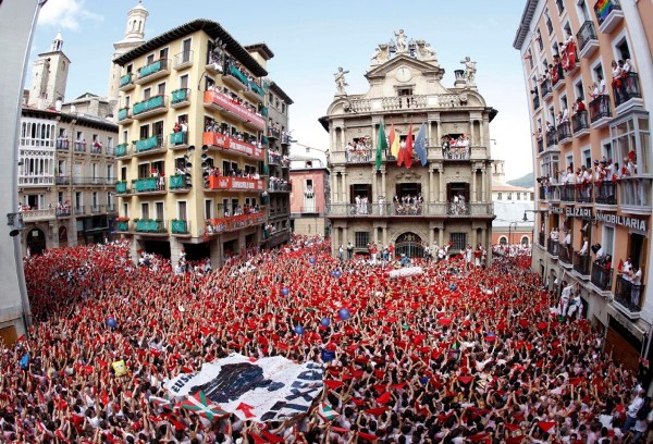 Miles de personas festejan el inicio de las fiestas de San Fermin del 2010, con el lanzamiento del tradicional chupinazo desde el balcón del Ayuntamiento de Pamplona que da paso a nueve días de fiesta ininterrumpida.