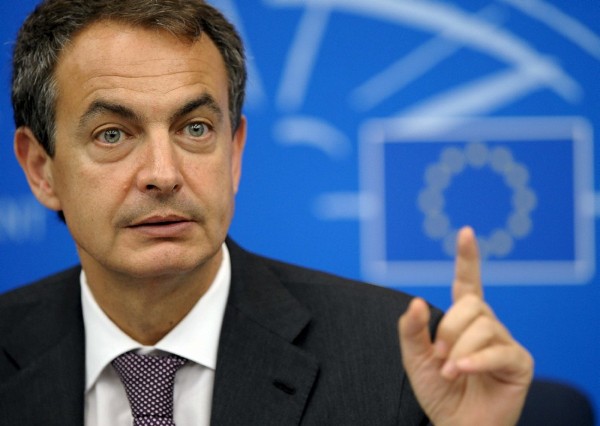 El presidente del gobierno, José Luis Rodríguez Zapatero, ofrece una rueda de prensa tras su intervención en el pleno del Parlamento Europeo en Estrasburgo (Francia), hoy, 6 de julio de 2010. Zapatero hizo balance de la presidencia española de la UE y se someterá al examen de los eurodiputados.