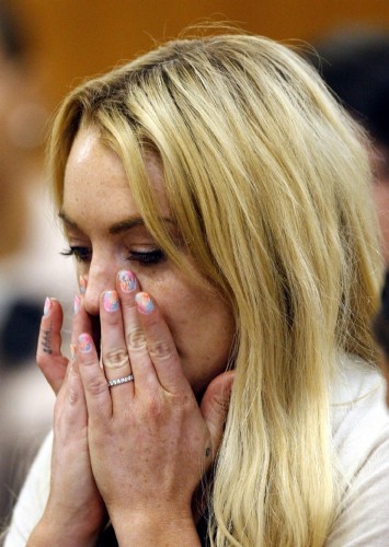 La actriz estadounidense Lindsay Lohan llora mientras escucha su sentencia en un juzgado en Beverly Hills, California (EEUU) hoy, martes 6 de julio de 2010, en donde se realizó una audiencia sobre el estado de su libertad condicional donde se le acusa de violar los términos de esta, luego de perder la pulsera que detecta consumo de alcohol, en la fiesta después de la gala de los MTV Movie Awards, el pasado 7 de junio. Lohan se presentará por su propia voluntad el 20 de julio para cumplir su sentencia a 90 días en prisión.