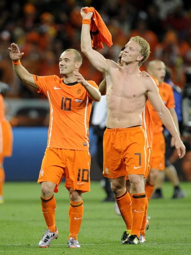 Los jugadores holandeses Wesley Sneijder (i) y Dirk Kuyt (d) celebran hoy, martes 6 de julio de 2010, tras finalizar el partido, correspondiente a las semifinales del Mundial de Sudáfrica 2010, disputado en el estadio Green Point de Ciudad del Cabo, en el que la selección holandesa derrotó a la uruguaya y avanzó a la final del torneo.