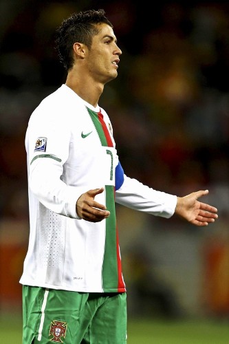 El delantero portugués Cristiano Ronaldo gesticula durante el partido España-Portugal, de octavos de final del Mundial de Sudáfrica 2010 en el estadio Green Point de Ciudad del Cabo, Sudáfrica, hoy, martes 29 de junio de 2010.