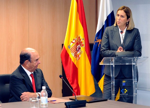 La consejera de Sanidad, Mercedes Roldós, en presencia del presidente del Banco Santander, Emilio Botín.