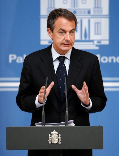 El presidente del Gobierno, José Luis Rodríguez Zapatero, durante la rueda de prensa que ofreció después de reunirse en el Palacio de la Moncloa con el Comité Ejecutivo de la Confederación Española de Cajas de Ahorro (CECA), para informarles de la reforma legal que aprobará mañana el Consejo de Ministros.