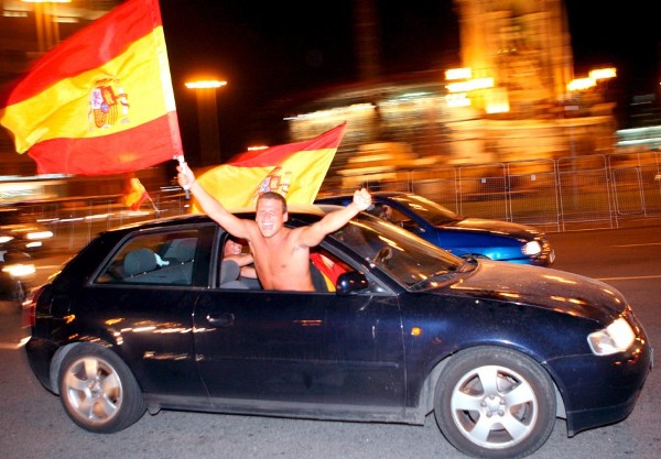 Aficionados de la seleccion española celebran la victoria de su equipo ante Alemania, tras la semifinal del Mundial de Sudáfrica 2010 disputada esta noche en la localidad sudafricana de Durban.