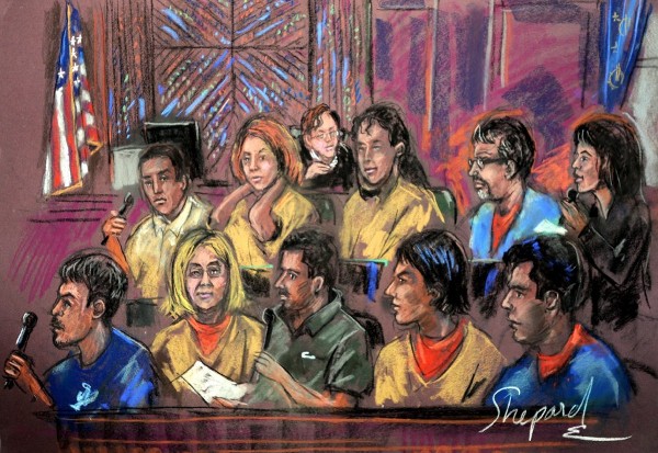 Dibujo realizado hoy, jueves 8 de julio de 2010, de varios asistentes al juicio, celebrado en una Corte Federal, en la ciudad de Nueva York, en el que 10 ciudadanos rusos, acusados de espionaje, se declararon culpables y serán deportados de Estados Unidos.