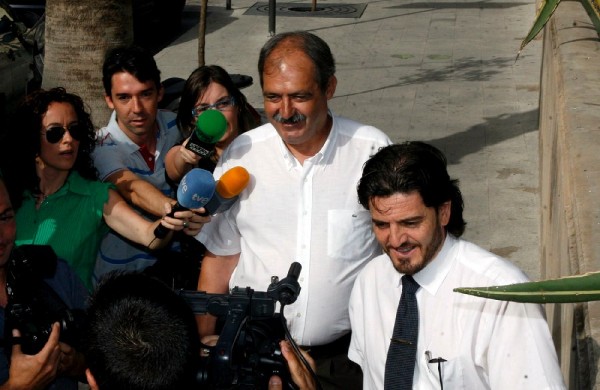 El concejal de Orihuela (Alicante) José Antonio Rodríguez Murcia (c), a su llegada a los juzgados de la localidad para prestar declaración ante el juez que investiga la adjudicación del plan de residuos de la comarca de la Vega Baja, que se enmarca en el caso 