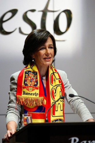 La presidenta de Banesto, Ana Patricia Botín, con una bufanda de España al cuello, durante la presentación en rueda de prensa de los resultados del banco en el primer semestre de 2010.