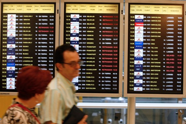Imagen de los paneles de infomación de vuelos del aeropuerto de Barajas donde la huelga de controladores aéreos franceses ha obligado a Iberia a cancelar varios vuelos.