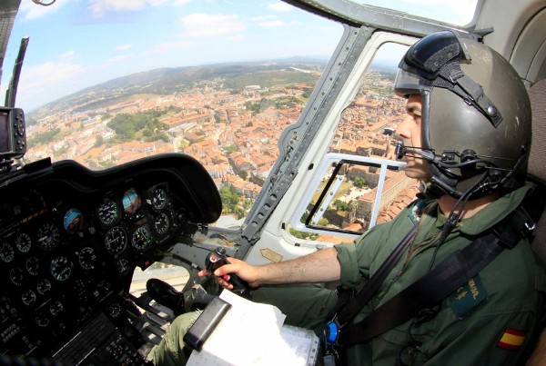 Un helicóptero de la Guardia Civil sobrevuela un tramo de la ruta final del Camino de Santiago.