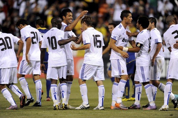El jugador del Real Madrid Sergio Canales (c) celebra un gol junto a sus compañeros de equipo.