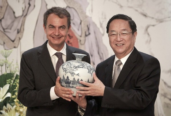 El presidente del Gobierno, José Luis Rodríguez Zapatero, junto al máximo responsable del Partido Comunista en Shanghái, Yu Zheng Sheng.