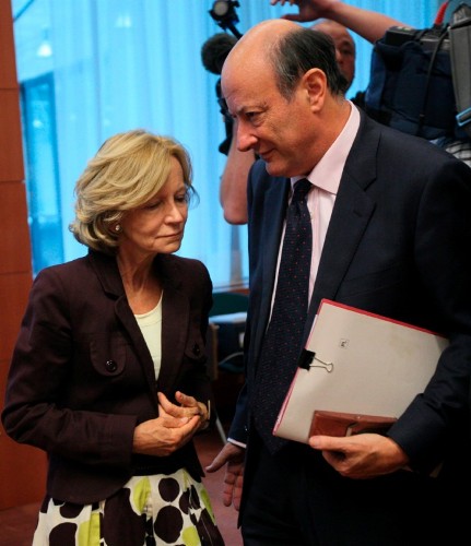La ministra de Economía y Hacienda española, Elena Salgado (i), conversa con su homólogo polaco, Jan Vincent Rostowski.