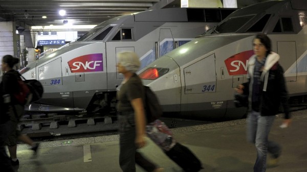 Viajeros llegan en trenes de la sociedad de los ferrocarriles franceses (SNCF) a la estación Gare Montparnasse en París.