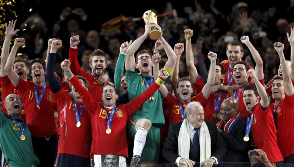 La selección española de fútbol, actual campeona de Europa y del mundo.