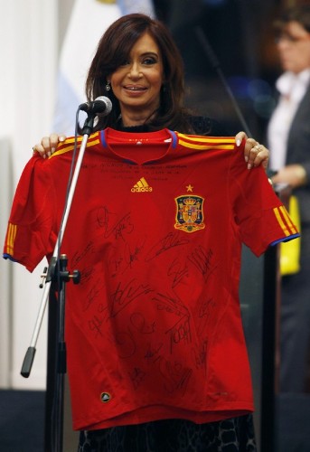La presidenta argentina, Cristina Fernández, muestra una camiseta firmada por los jugadores de la selección de fútbol de España.