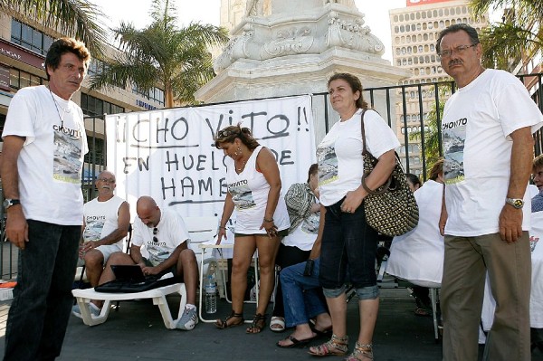 Instantánea en la que seis vecinos de Cho Vito, comenzaron una huelga de hambre para impedir que Costas derribe las viviendas que aún permanecen en el poblado marinero.
