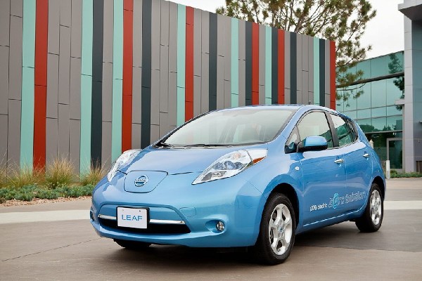 Fotografía cedida en la que se observa un modelo del automóvil eléctrico LEAF de Nissan.