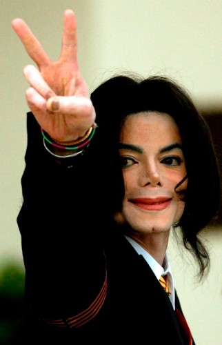Foto de archivo del 01 de marzo de 2005 que muestra al cantante estadounidense, Michael Jackson, saludando durante su llegada a la Corte Superior de Santa Barbara, en Santa María, California, Estados Unidos.