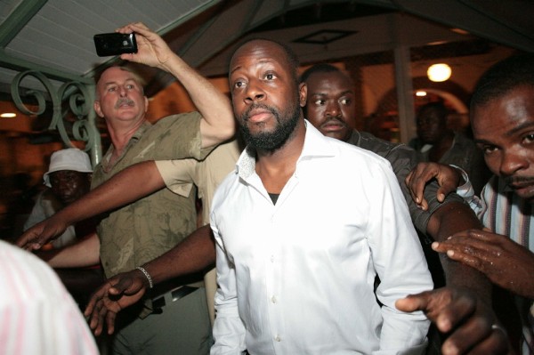 El rapero haitiano-estadounidense Wyclef Jean abandona hoy, viernes 20 de agosto de 2010, un hotel del sector de Petion Ville en Puerto Príncipe (Haití), en la misma fecha en que se lee la lista de candidaturas admitidas para participar en las próximas elecciones presidenciales de noviembre.