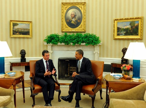 El presidente estadounidense, Barack Obama, conversa con el secretario general de la Organización del Tratado del Atlántico Norte, el danés Anders Fogh Rasmussen, durante la reunión que han mantenido en el Despacho Oval de la Casa Blanca, en Washington DC, EEUU, el 7 de eptiembre de 2010.