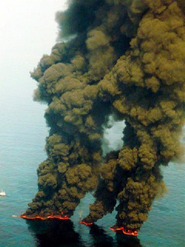 Fotografía de archivo facilitada por el servicio de guardacostas estadounidense el 20 de mayo de 2010 que muestra la quema de crudo procedente del vertido causado por la explosión de la plataforma de British Petroleum Deepwater Horizon, en el Golfo de México (EEUU). La empresa British Petroleum (BP) atribuyó hoy, 8 de septiembre de 2010, a 
