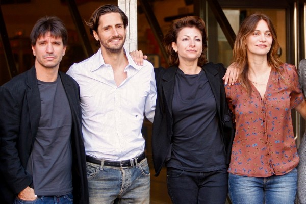 El director de cine Achero Mañas (i) junto a los actores de su nueva película 