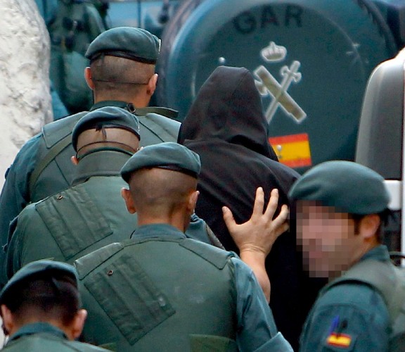 Varios guardias civiles se llevan detenido a un hombre tras el registro que realizaron en la calle Intxaurrondo de San Sebastián.
