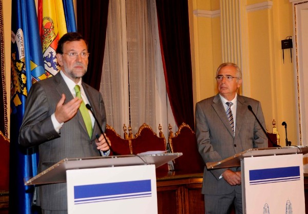 El presidente del PP, Mariano Rajoy (izda), junto al presidente de la Ciudad Autónoma de Melilla, Juan José Imbroda