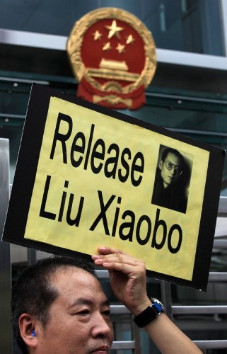Fotografía de archivo tomada el 25 de junio de 2009 que muestra una manifestación por la liberación del activista chino Liu Xiaobo en Hong Kong, China. 