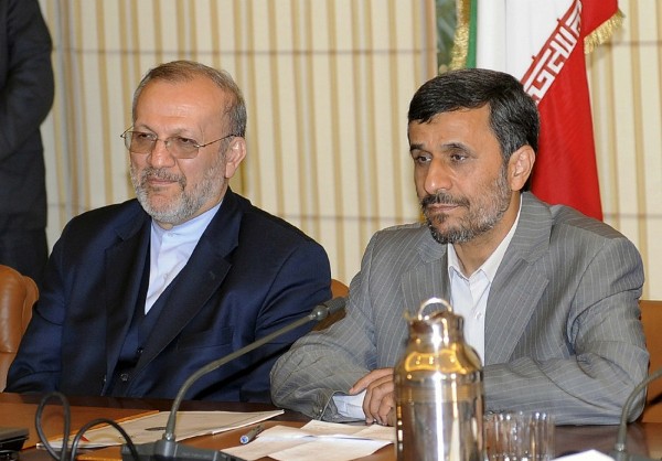 El presidente iraní, Mahmoud Ahmadinejad (d) y el ministro iraní de Exteriores, Manoucher Mottaki (i).