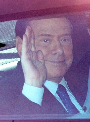 El primer ministro italiano Silvio Berlusconi llega al Instituto Clínico Humanitas de Rozzano, cerca de Milán, Italia, hoy, 11 de octubre de 2010, donde ha sido operado de tendinitis en su mano izquierda. Silvio Berlusconi guardará una semana de reposo en la que se anularán sus actividades institucionales tras ser operadocon éxito.