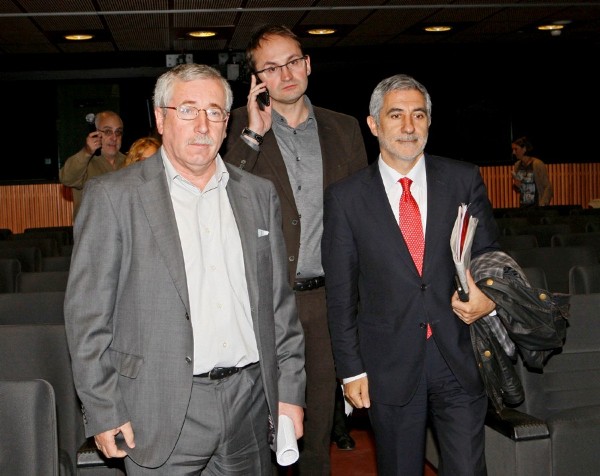 El secretario general de CCOO, Ignacio Fernández Toxo (i) y los diputados de IU-ICV, Gaspar Llamazares (d) y Joan Herrera.