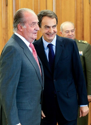 El rey Juan Carlos conversa con el presidente del Gobierno, José Luis Rodríguez Zapatero.