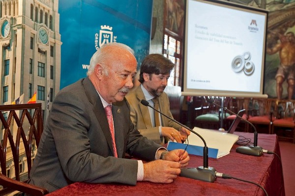 El presidente del Cabildo de Tenerife, Ricardo Melchior (izda), y el consejero de Economía y Competitividad, Carlos Alonso.