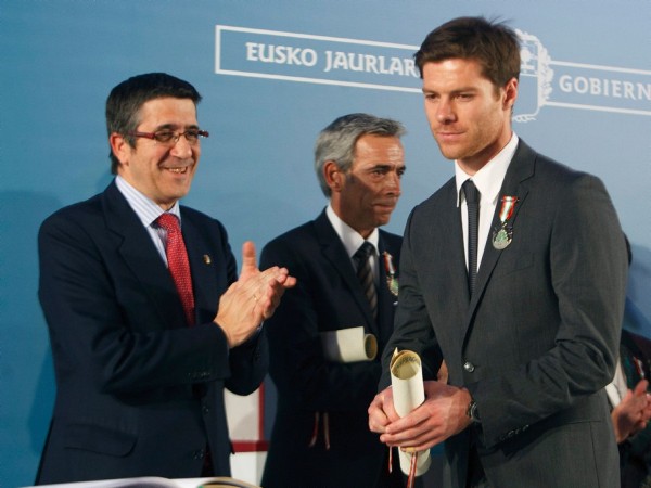 El lehendakari Patxi López (i) y el actor Imanol Arias (c), aplauden al futbolista Xabi Alonso, tras recibir el premio Lan Onari ('Al trabajo bien hecho').