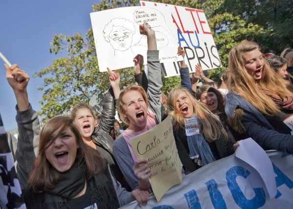 Estudiantes se manifiestan en contra de la reforma de las pensiones en Francia.