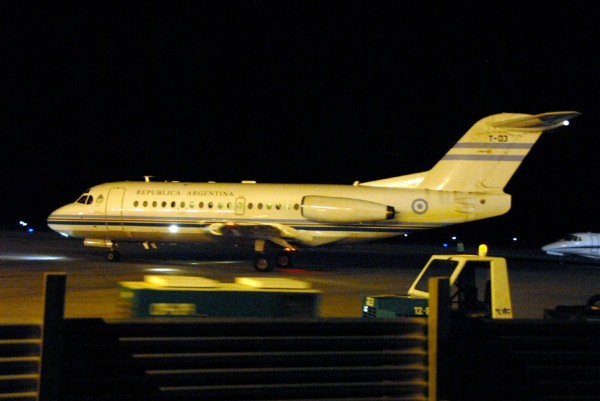 Vista del avión presidencial Tango 04 en el aeropuerto de El Calafate.
