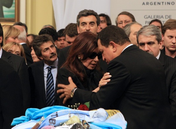 Hugo Chávez junto a la presidenta argentina, Cristina Fernández de Kirchner.