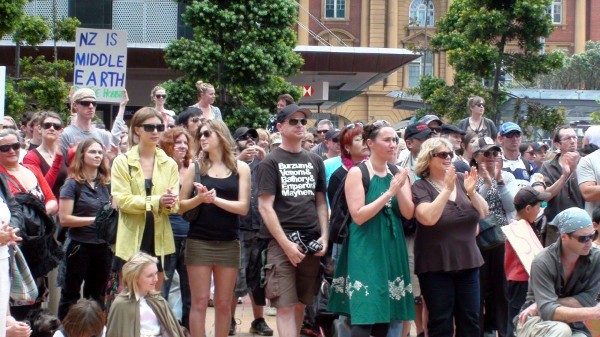 Manifestación convocada en Auckland (Nueva Zelanda)en apoyo del realizador Peter Jackson y para intentar que se realice el rodaje de la película 